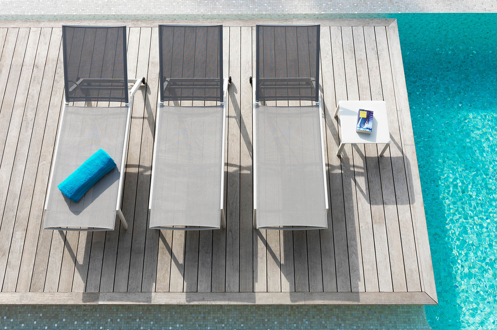 Jati and Kebon Hydra napózóágy