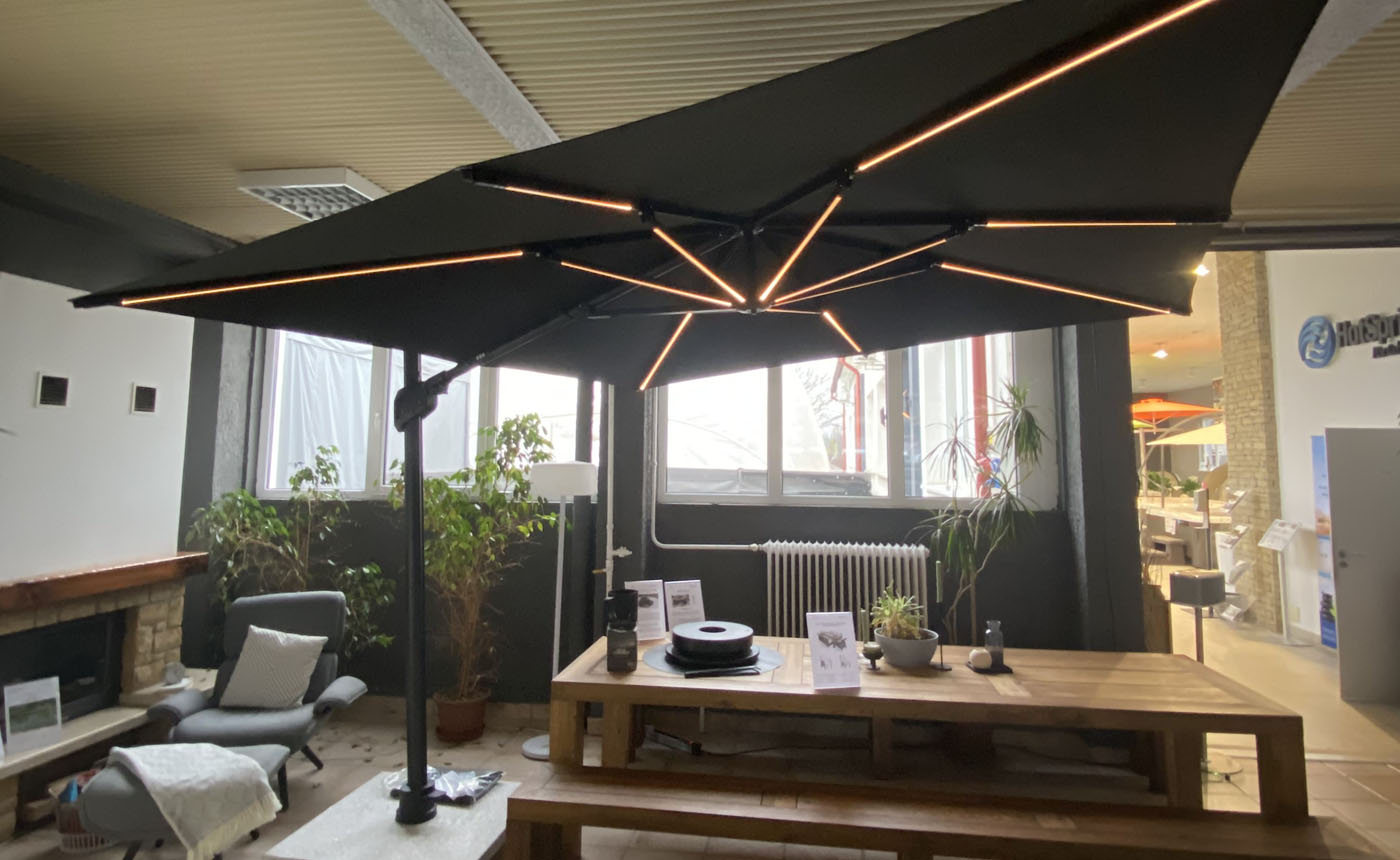 Jardinico Marbella Delux led napernyő világítással a Gardentrend bemutatóteremben