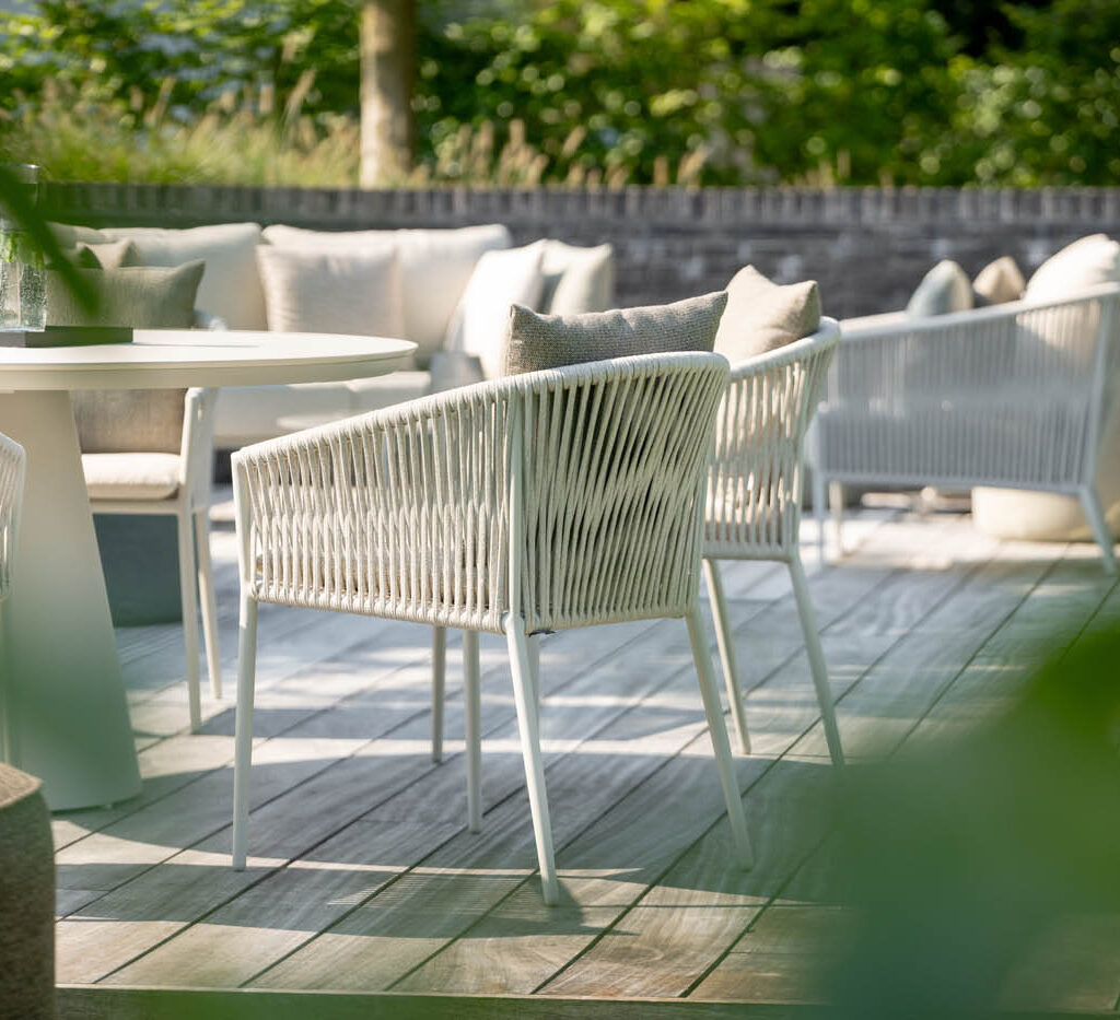 Fortuna kerek étkezőasztal garnitúra Dune mat színben a napsütötte teraszon